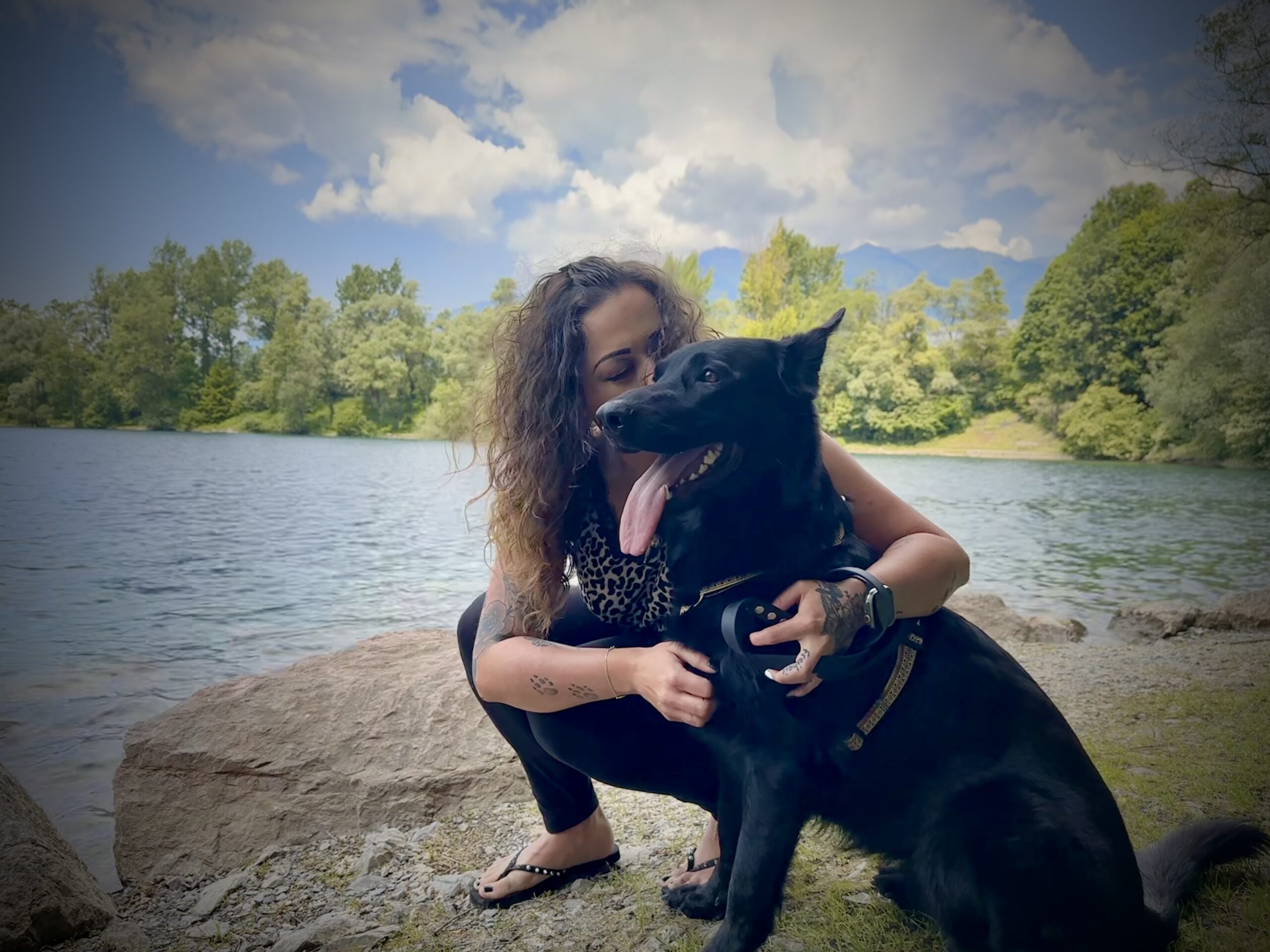 Mona mit Hund am See